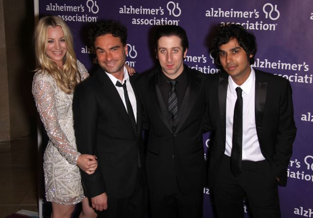 Zleva Penny, Leonard, Howard a Raj.
