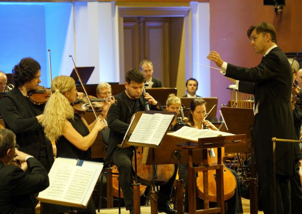 Dirigent Tomáš Netopil a Essenská filharmonie.