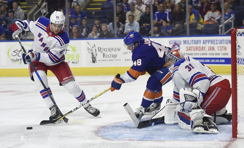 Ondřej Pavelec v brance při zápase jeho New Yorku Rangers.