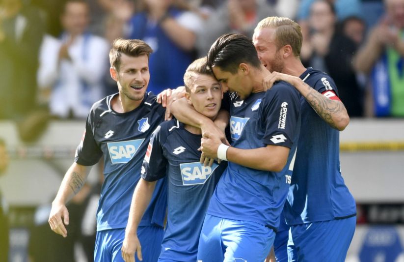 Fotbalisté Hoffenheimu se radují ze vstřelené branky.