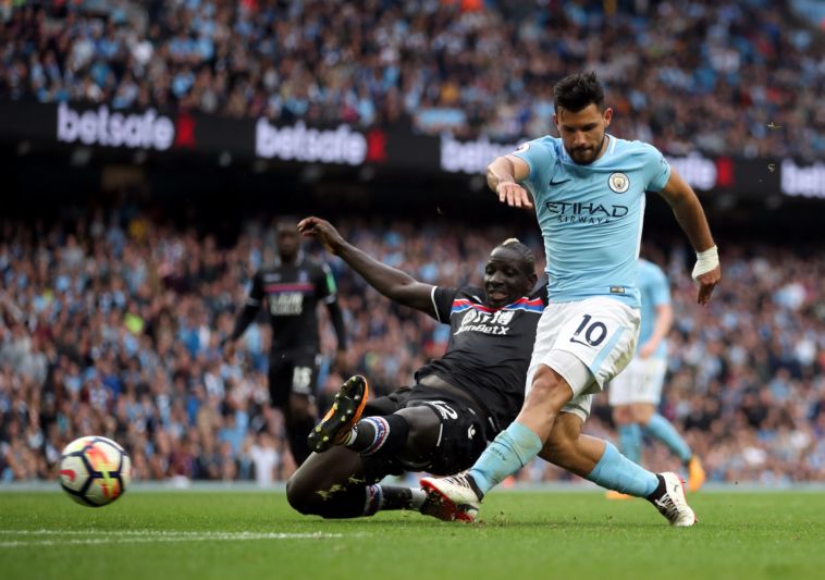 Sergio Aguero dává gól.