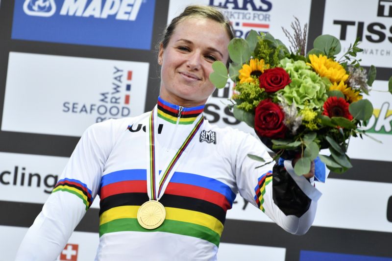 Cyklistka Chantal Blaaková se stala světovou šampionkou.