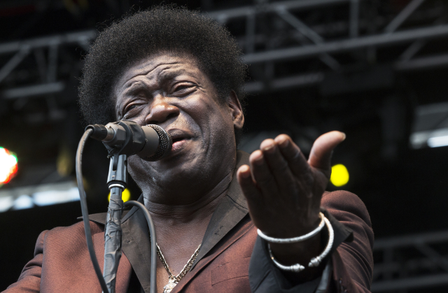 Zpěvák Charles Bradley.