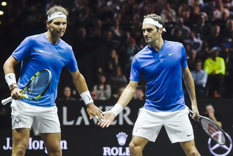 Roger Federer a Rafael Nadal při deblu na Laver Cupu.