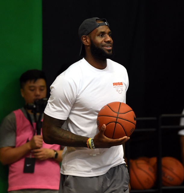 "Návštěva Bílého domu byla velkou poctou, než jste se tam objevil vy," vzkázal Trumpovi basketbalista LeBron James.