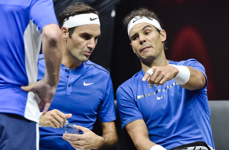 Rafael Nadal při deblu s Rogerem Federerem. 