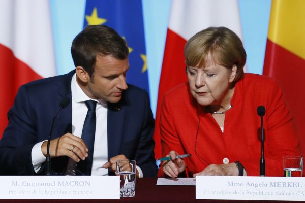 Francouzský prezident Emmanuel Macron a německá kancléřka Angela Merkelová. Francouzský prezident Emmanuel Macron a německá kancléřka Angela Merkelová.