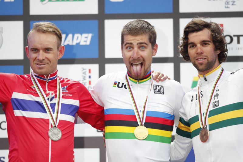 Peter Sagan (uprostřed) na stupních vítězů nešetřil emotivními projevy.