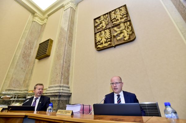 Ministr životního prostředí Richard Brabec (vlevo) a premiér Bohuslav Sobotka. Ministr životního prostředí Richard Brabec (vlevo) a premiér Bohuslav Sobotka.