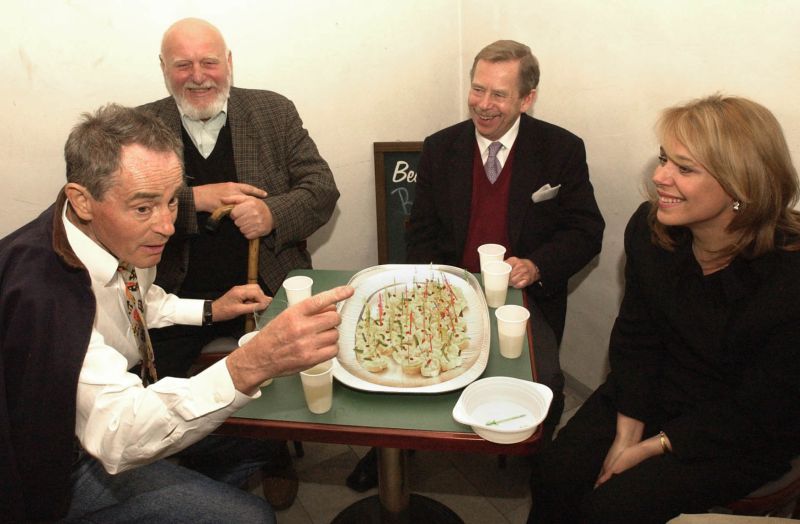 Jan Tříska (vlevo) a manželé Havlovi.