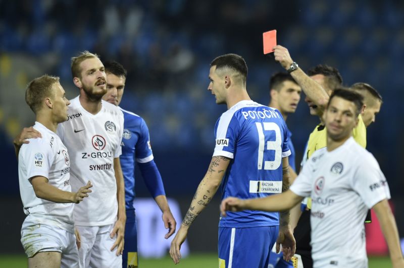 Záložník Slovácka Mihálik oslabil svůj tým už v 6. minutě.