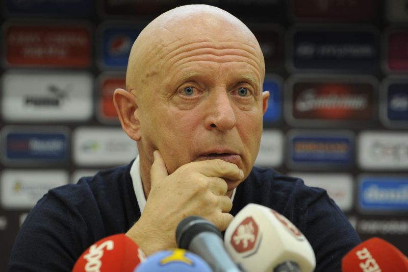 Trenér české fotbalové reprezentace Karel Jarolím. Trenér české fotbalové reprezentace Karel Jarolím.