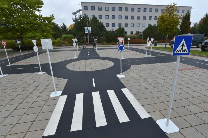 Karlovarský kraj bude dopravní hřiště půjčovat školám. Karlovarský kraj bude dopravní hřiště půjčovat školám.