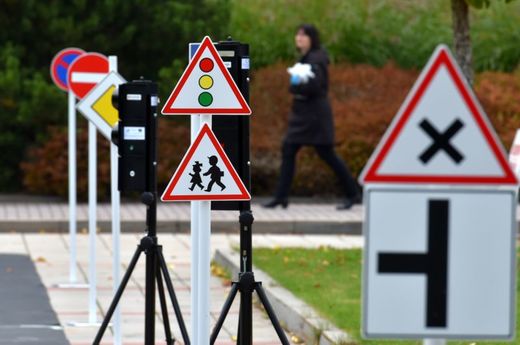 Hřiště tvoří gumové pásy se silničními pruhy, dopravní značky a funkční semafory. Hřiště tvoří gumové pásy se silničními pruhy, dopravní značky a funkční semafory.