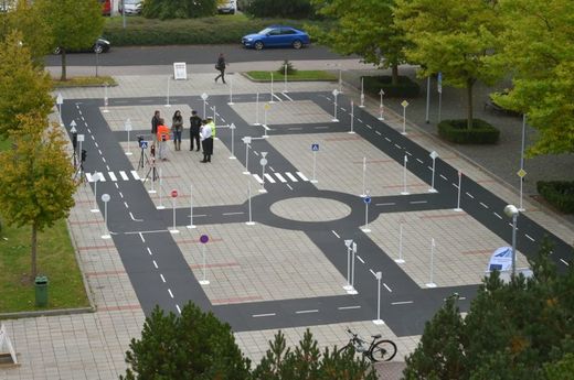 Hřiště se dá rozložit venku i v tělocvičně. Hřiště se dá rozložit venku i v tělocvičně.