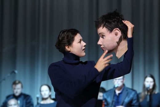 Samotného Karla Rossmanna, šestnáctiletého vyhnance z Prahy, hraje obří loutka, která symbolizuje jeho naivitu, strach, křehkost a samotu. Samotného Karla Rossmanna, šestnáctiletého vyhnance z Prahy, hraje obří loutka, která symbolizuje jeho naivitu, strach, křehkost a samotu.