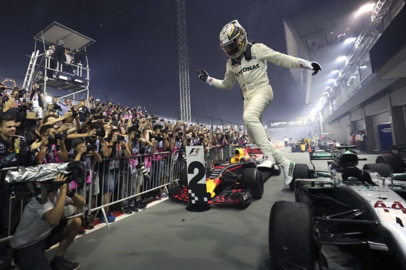 Cílový prostor nočního závodu formule 1 v Singapuru.