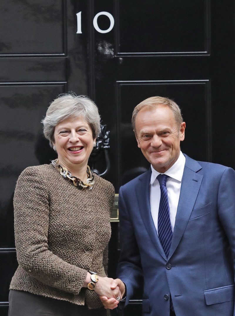 Předseda Evropské rady Donald Tusk a britská premiérka Theresa Mayová. Předseda Evropské rady Donald Tusk a britská premiérka Theresa Mayová.