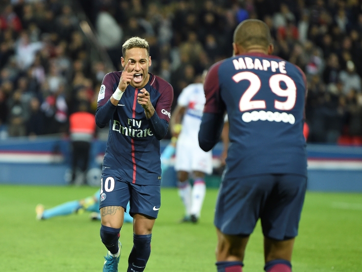 Neymar a Mbappé slaví branku.