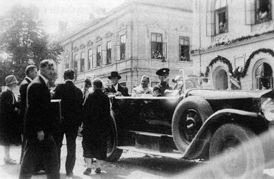 Oldra Sedlmayerová stojící (první zleva) a T. G. Masaryk sedící (v automobilu). Rosice 13. června 1928.