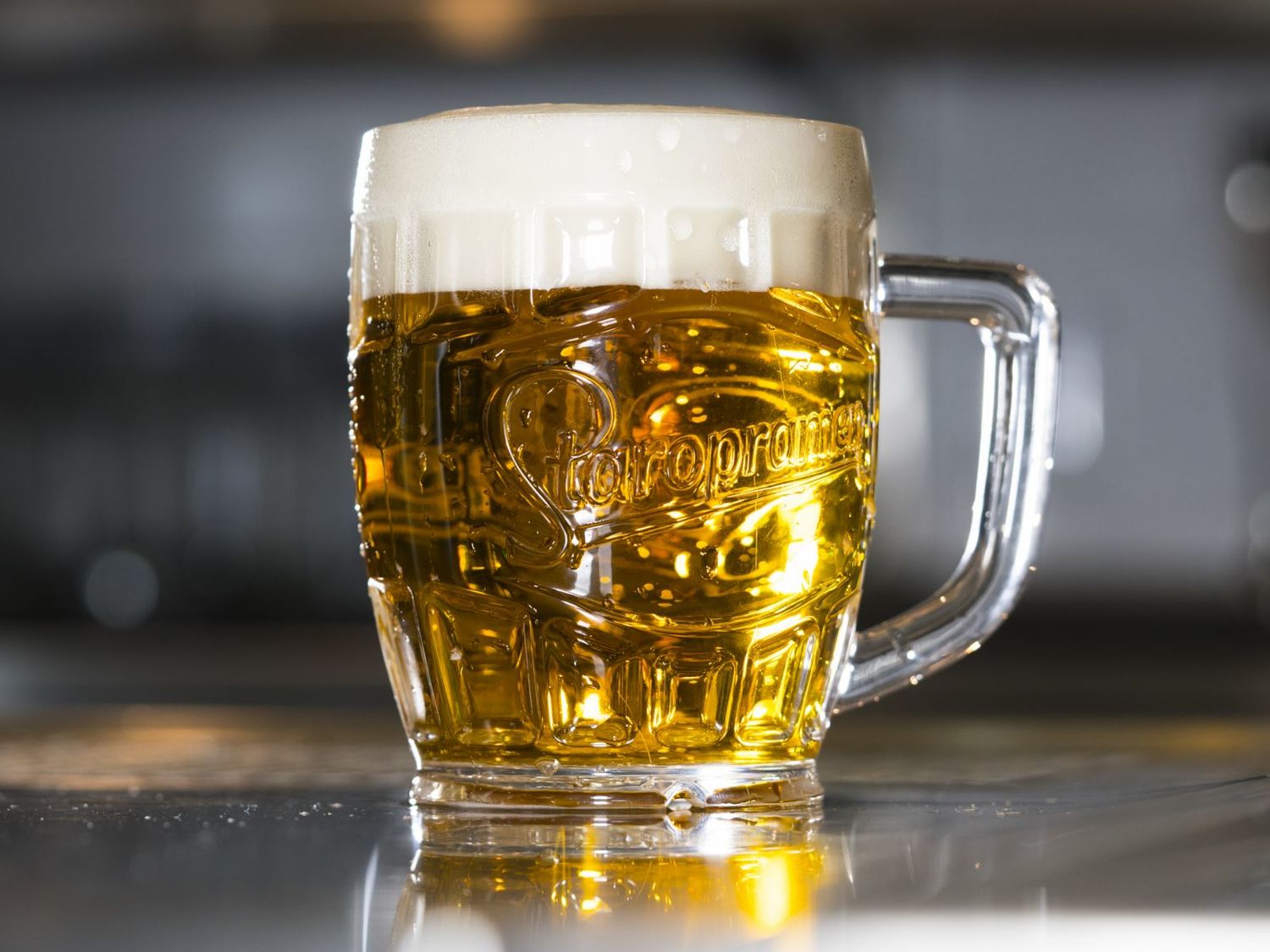 Pivo Staropramen.