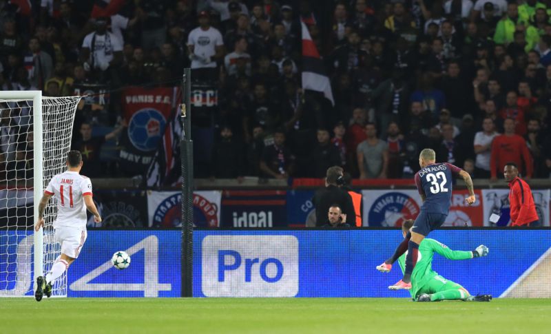 Dani Alves otevřel skóre zápasu PSG- Bayern.
