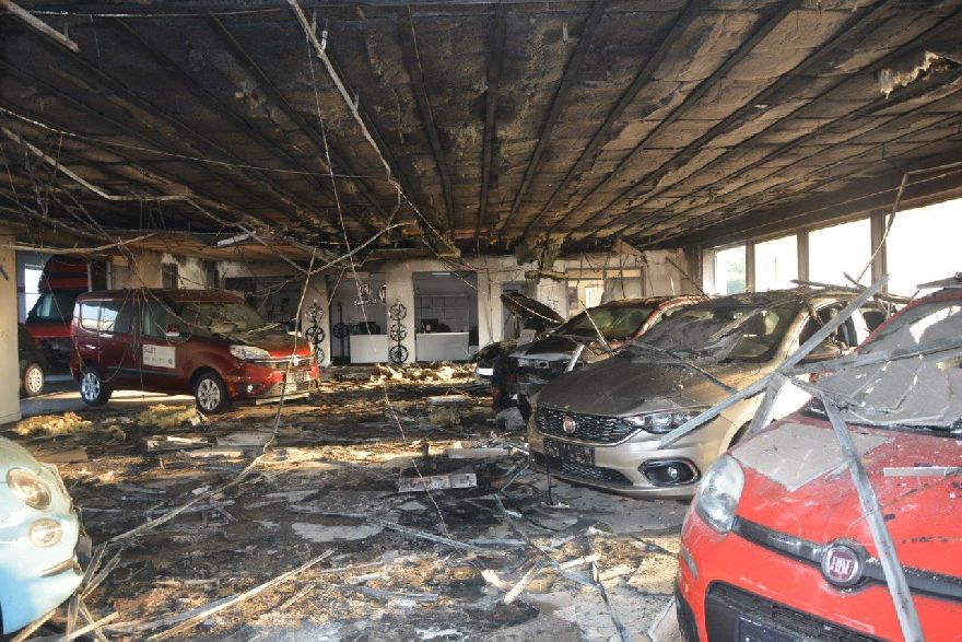Následky požáru v autosalonu v Mladé Boleslavi. Následky požáru v autosalonu v Mladé Boleslavi.