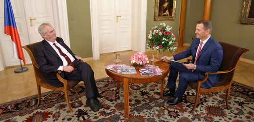 Prezident Miloš Zeman (vlevo) a generální ředitel televize Barrandov Jaromír Soukup. Prezident Miloš Zeman (vlevo) a generální ředitel televize Barrandov Jaromír Soukup.