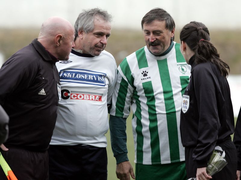 Ladislav Vízek (druhý zleva) na snímku s další fotbalovou legendou Antonínem Panenkou.