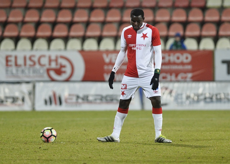Afričtí hráči v dresu Slavie V Astaně trpí. Je jim zima. Afričtí hráči v dresu Slavie V Astaně trpí. Je jim zima.