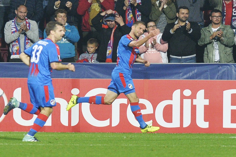 Hráči Viktorie Plzeň oslavují vítěznou branku. Hráči Viktorie Plzeň oslavují vítěznou branku.
