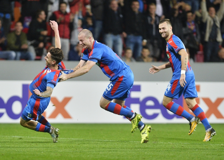 Plzeňští fotbalisté včera důležitým vítězstvím pomohli i národnímu koeficientu. Plzeňští fotbalisté včera důležitým vítězstvím pomohli i národnímu koeficientu.