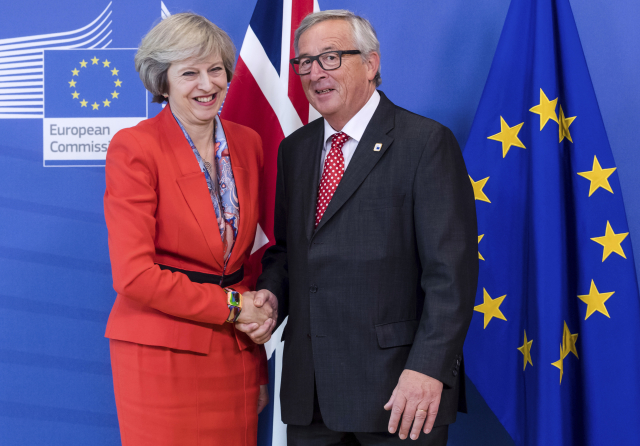Theresa Mayová a Jean-Claude Juncker. Theresa Mayová a Jean-Claude Juncker.
