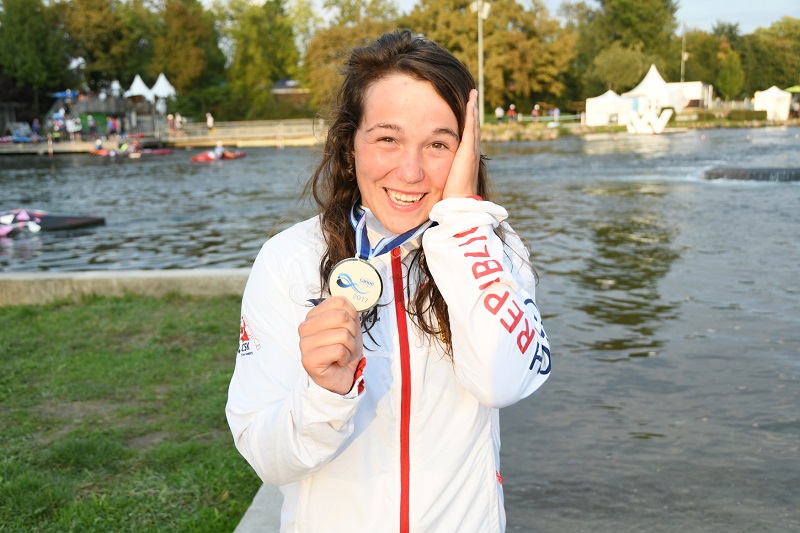 Kanoistka Tereza Fišerová a její radost ze stříbrné medaile na mistrovství světa ve Francii.