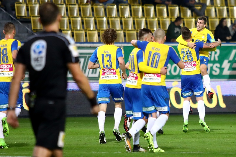 Fotbalisté Teplic se radují z gólu proti Liberci v zápase devátého kola HET ligy. Fotbalisté Teplic se radují z gólu proti Liberci v zápase devátého kola HET ligy.