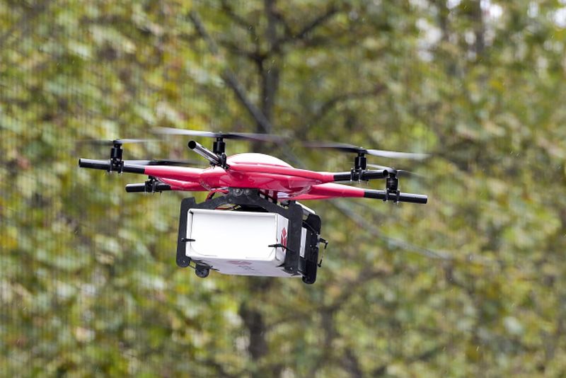 Dron - přeprava zásilek (ilustrační foto). Dron - přeprava zásilek (ilustrační foto).