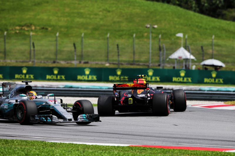 Kvalifikaci v Sepangu ovládl Hamilton, Vettel kvůli technickým problémům ani nevyjel na trať.