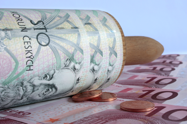 Koruna a euro (ilustrační foto).