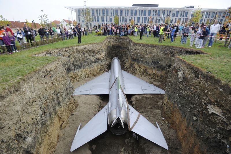 Pohřbený MiG-21.