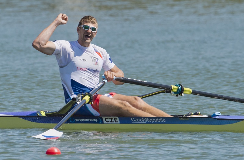 Skifař Ondřej Synek se stal po páté mistrem světa. Skifař Ondřej Synek se stal po páté mistrem světa.