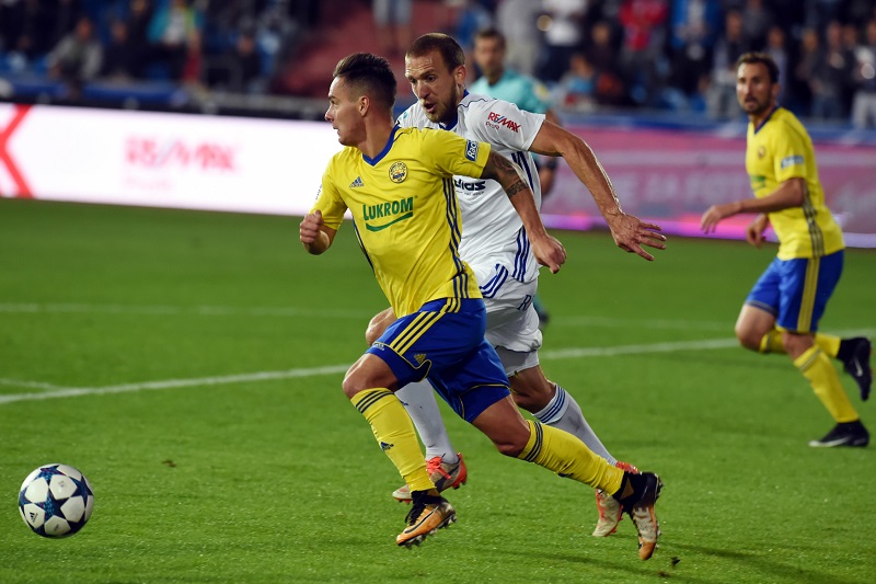 Zlínský fotbalista Daniel Holzer v zápase proti Baníku. 
