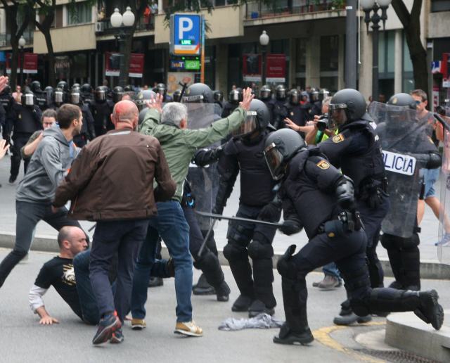 Potyčky mezi policií a katalánskými voliči.