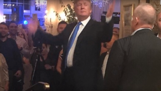 Prezident USA se vyžívá v "přepadávání" cizích akcí. Prezident USA se vyžívá v "přepadávání" cizích akcí.