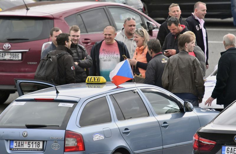 Pražští taxikáři protestují proti Uberu.