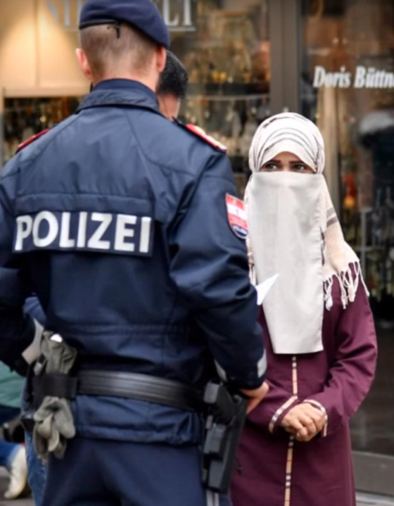Muslimku zadržela policie. Muslimku zadržela policie.