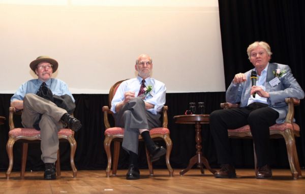 Nobelisté Michael W. Young (vpravo)  Jeffrey C. Hall (vlevo) a Michael Rosbash (uprostřed). 