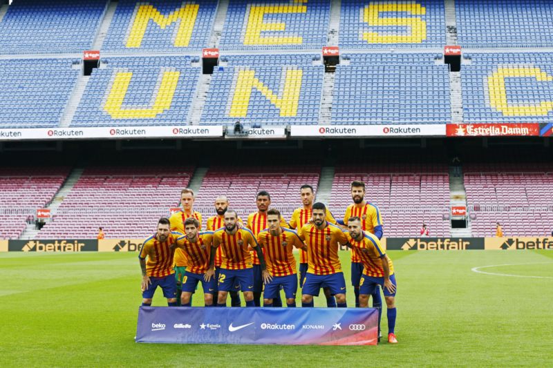 Hráči Barcelony v červenožlutých katalánských dresech.
