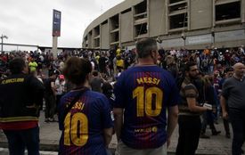 Zklamaní fanoušci Barcelony před branami Nou Campu.
