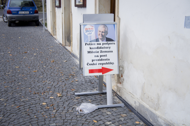 Na snímku příznivci Miloš Zemana v prostoru náměstí Míru v Novém Boru na Českolipsku sbírají podpisy pro druhou Zemanovu kandidaturu.