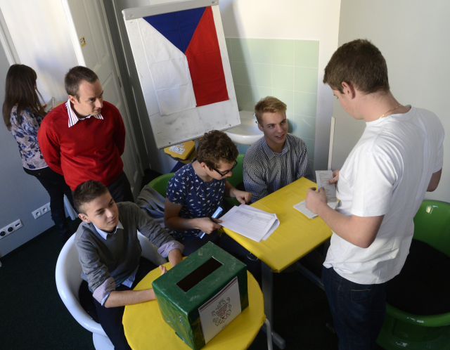 Studentskými voliči nanečisto se mohou stát studenti starší 15 let.